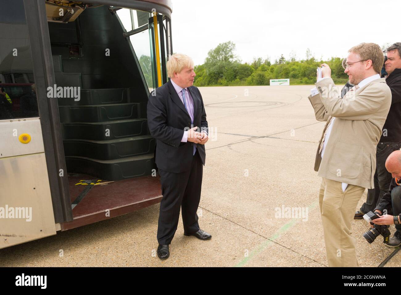 Boris Johnson Bürgermeister von London enthüllt der Presse einen Prototyp des New Bus for London, der im Millbrook Proving Ground Vehicle Testcenter in Millbrook, Bedfordshire, getestet wird. Der Bus wurde später als New Routemaster bekannt und wurde der Spitzname Boris Bus. Der New Bus for London, ist ein Hybrid-Diesel-Elektro-Doppeldecker-Bus in London betrieben, von Heatherwick Studio entworfen und von Wrightbus hergestellt, es ist bekannt für eine "Hop-on-Hop-off" hinten offene Plattform ähnlich dem ursprünglichen Routemaster Bus-Design, aber aktualisiert, um die Anforderungen für moderne BU erfüllen Stockfoto