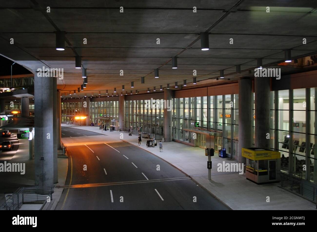 Toronto Pearson International Airport Drop-off-Bereich in der Nacht Stockfoto