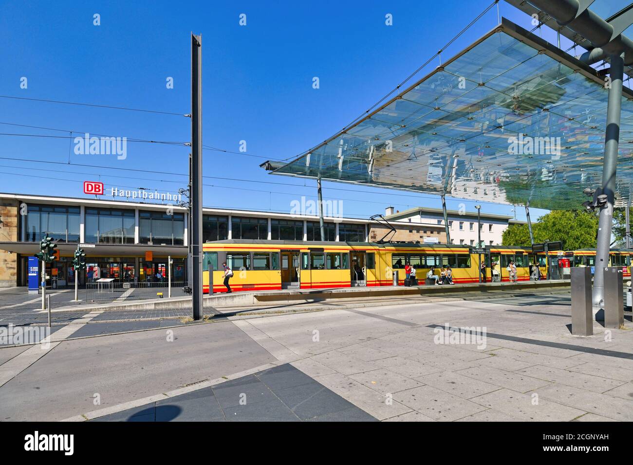 Heilbronn, Deutschland - September 2020: Hauptbahnhof von Heilbronn mit plaza und Seilbahngleisen Stockfoto