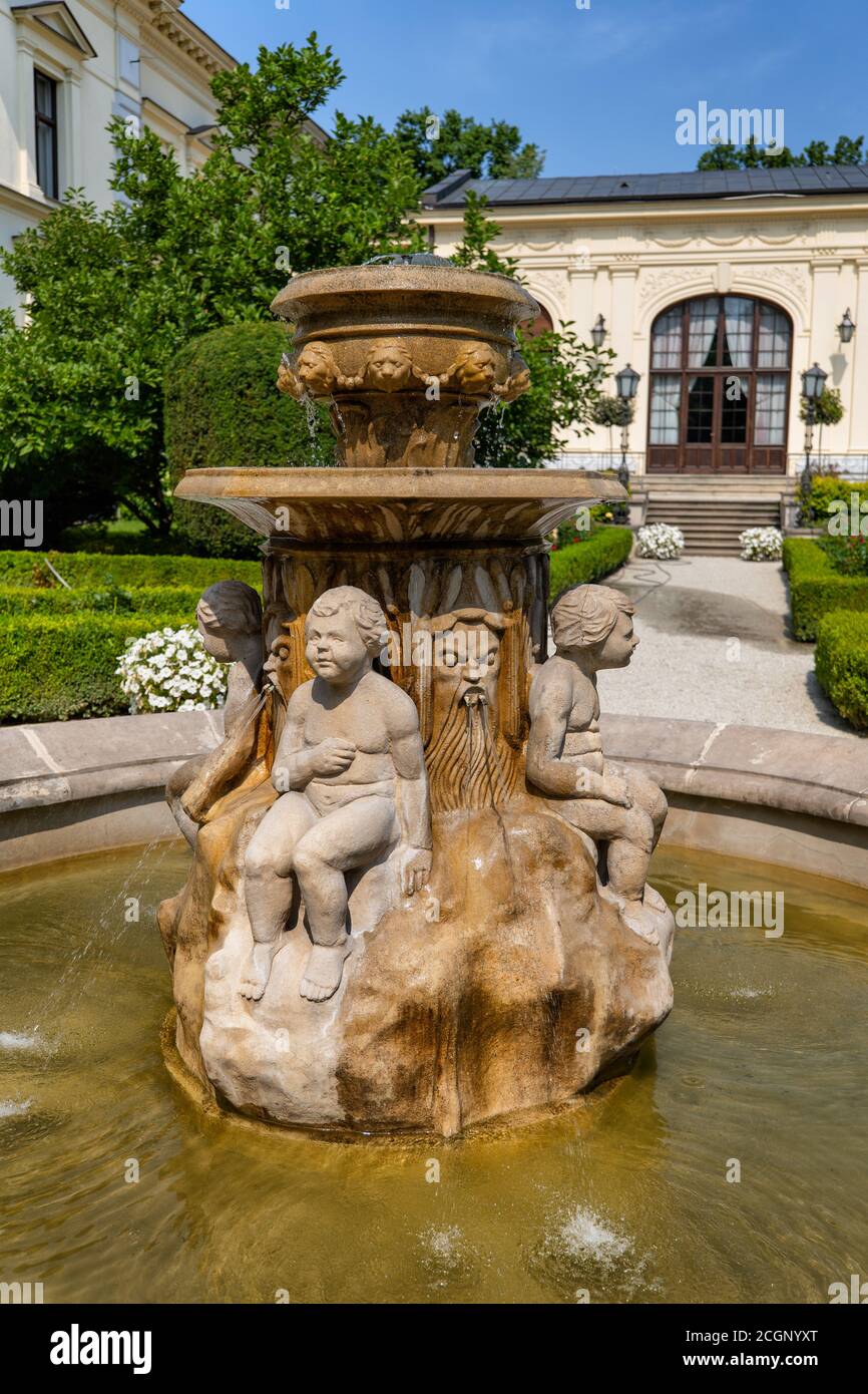 Herbst Palace Museumsgarten mit Brunnen in Lodz, Polen Stockfoto