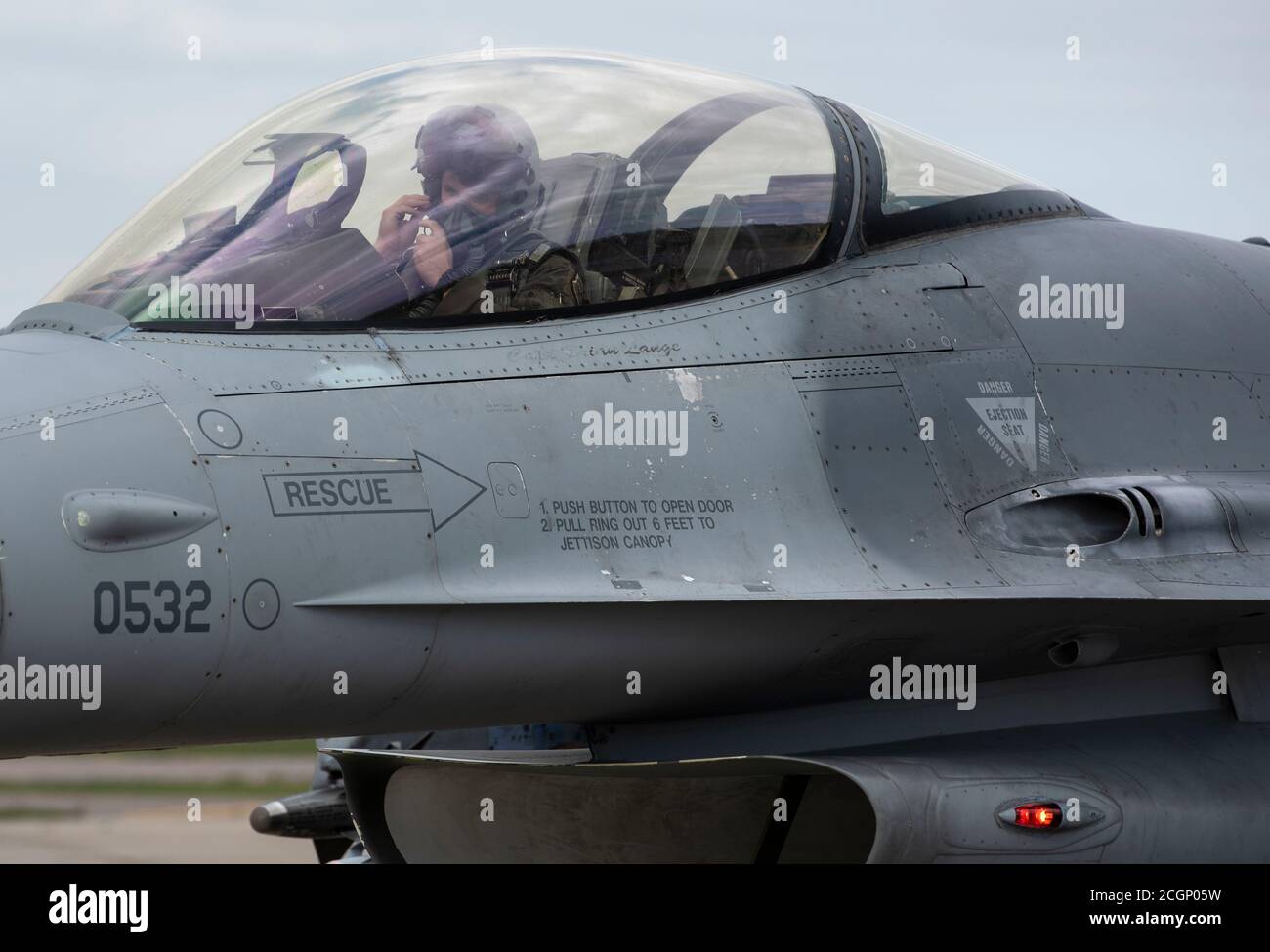 Ein Pilot der US-Luftwaffe, der dem 510th Fighter Squadron, Aviano Air Base, Italien, zugewiesen wurde, macht sich bereit, am 10. September 2020 bei der Royal Air Force Lakenheath, England, abzuheben. Die 510th FS führt Nahluftunterstützungstraining mit dem 321. Special Tactics Squadron, dem 19. Regiment Royal Artillery und dem 2. Air Support Operations Squadron durch, um Kampffähigkeiten und Interoperabilität zwischen alliierten Nationen zu verbessern. (USA Luftwaffe Foto von Airman 1st Class Jessi Monte) Stockfoto