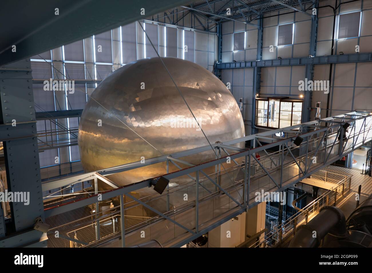 3D Spherical Cinema Planetarium im Zentrum für Wissenschaft und Technologie EC1 Industrie-Interieur in der Stadt Lodz in Polen, renoviert alte Wärme und Strom p Stockfoto