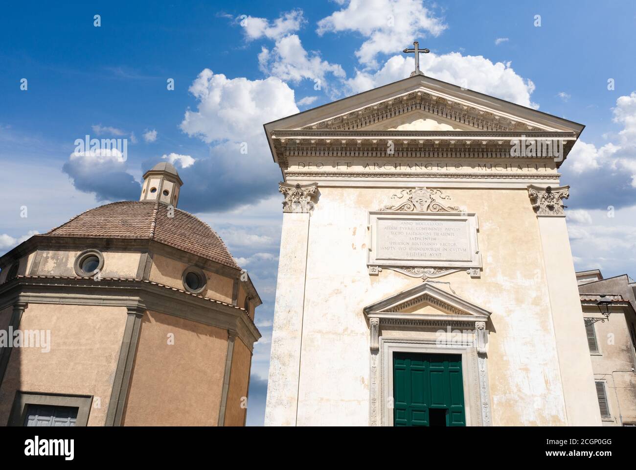 Oratorium von Santa Maria del Blood und die Kirche von San Michele Arcangelo im historischen Zentrum von Velletri Stockfoto