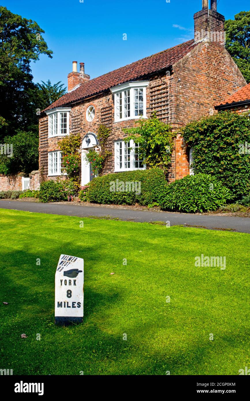 Milepost, Sutton The Forest, North Yorkshire, England Stockfoto