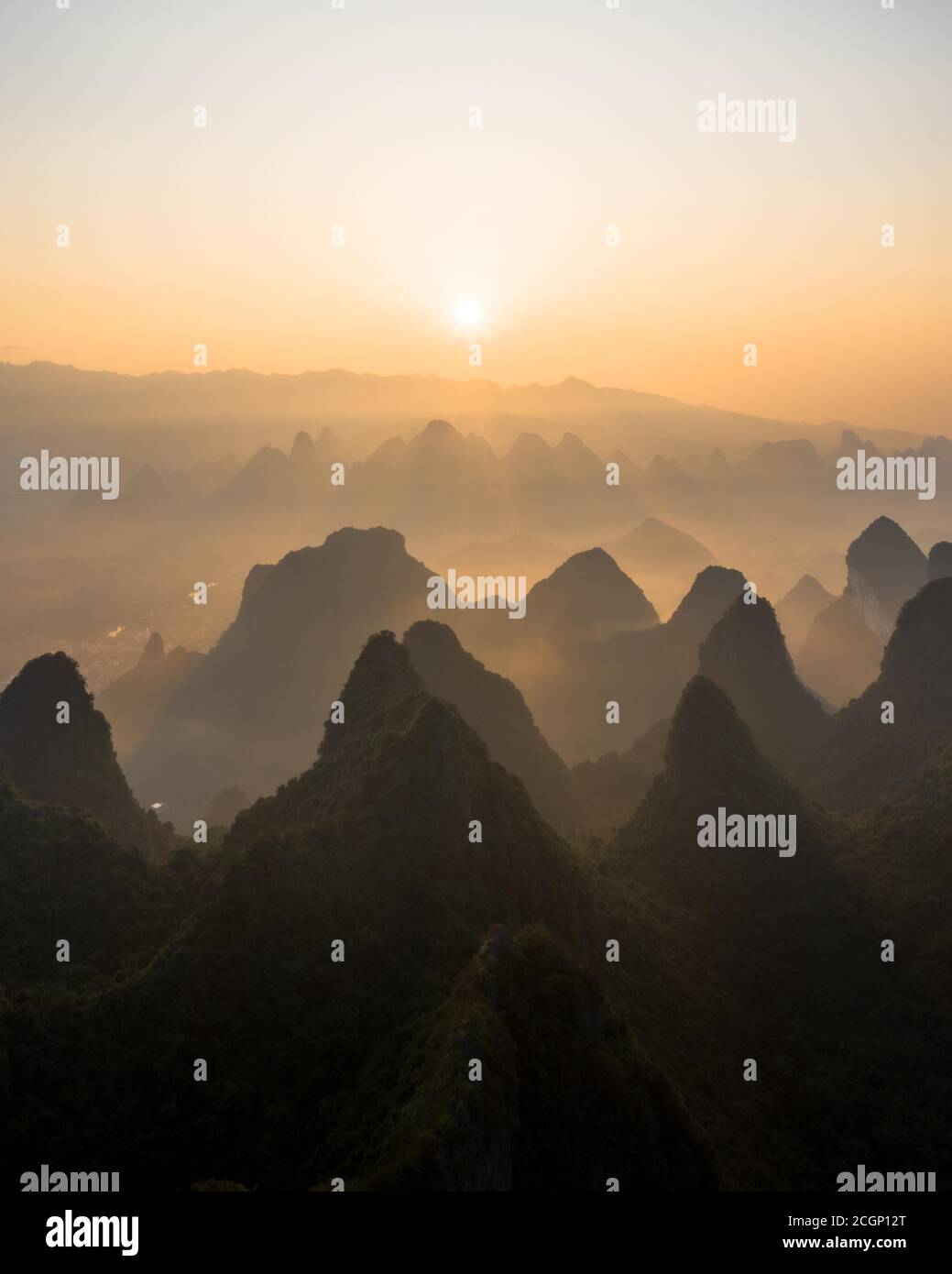Chinesische Karstberge bei Yangshuo bei Sonnenaufgang, Guilin, China Stockfoto