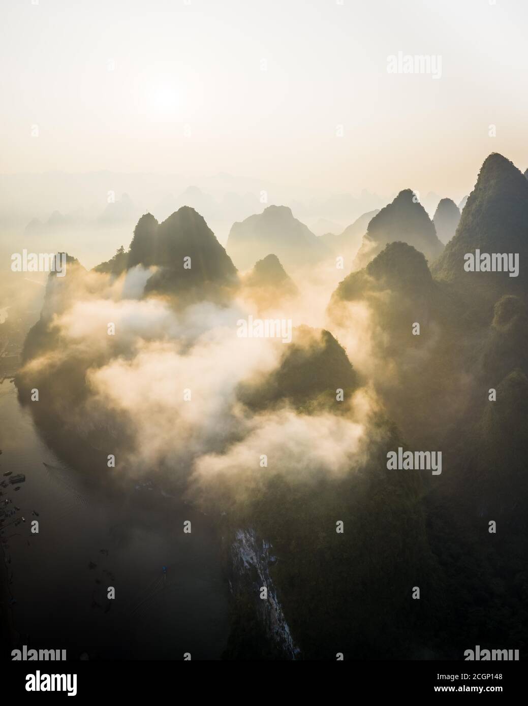 Chinesische Karstberge am Yangshuo-Fluss bei Sonnenaufgang, Guilin, China Stockfoto