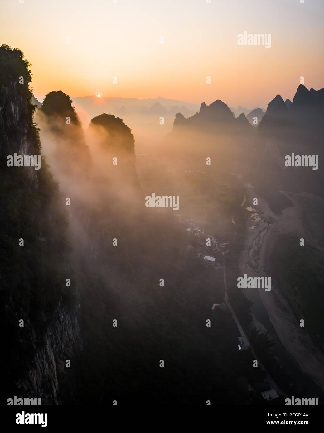 Chinesische Karstberge am Yangshuo-Fluss bei Sonnenaufgang, Guilin, China Stockfoto