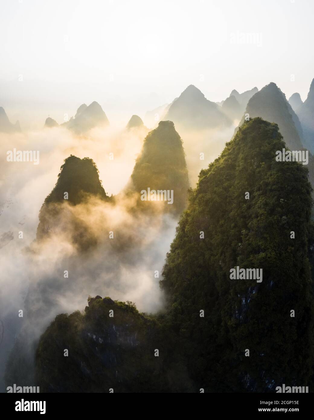 Chinesische Karstberge bei Yangshuo bei Sonnenaufgang, Guilin, China Stockfoto