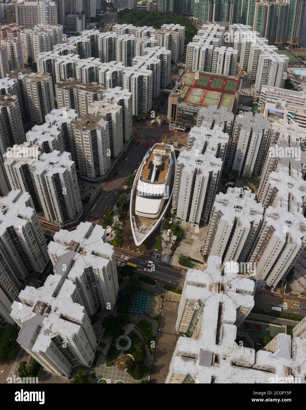 Wolkenkratzer mit Boot in Hongkong aus der Luft, Drohnenaufnahme, China Stockfoto