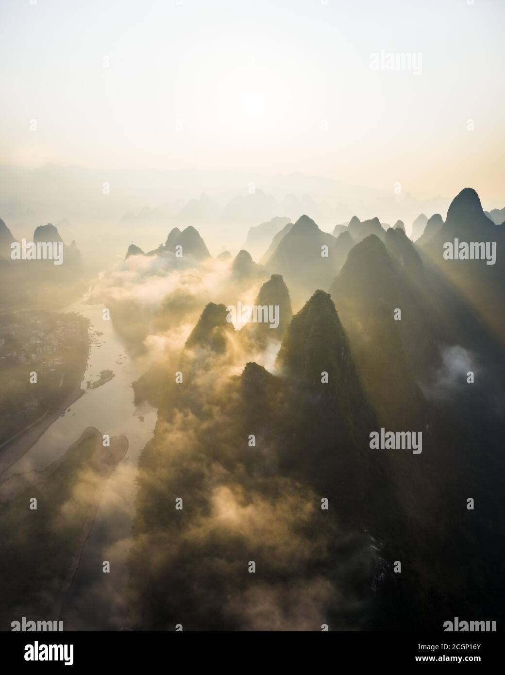 Chinesische Karstberge am Yangshuo-Fluss bei Sonnenaufgang, Guilin, China Stockfoto