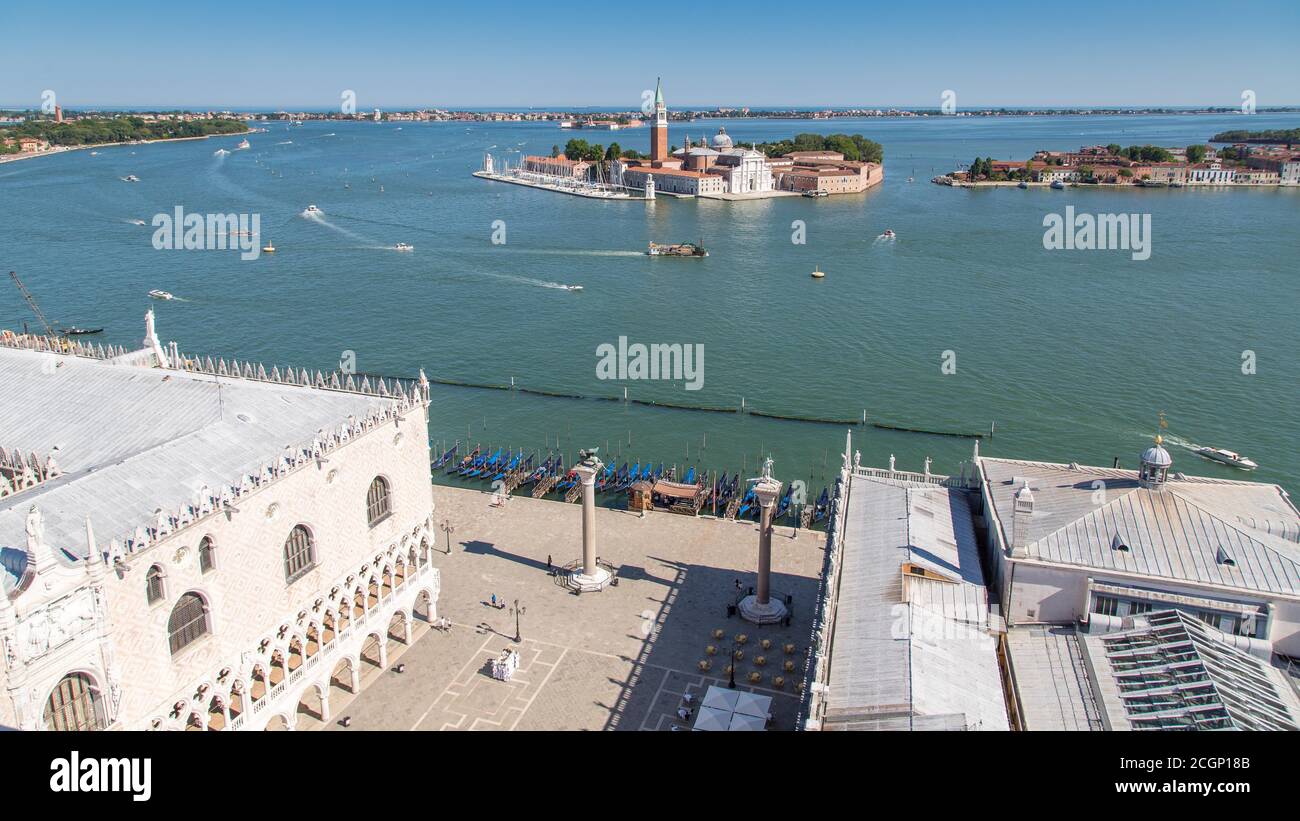 Blick auf die Klosterinsel San Giorgio Maggiore, vor dem Markusplatz mit Dogenpalast, Venedig, Italien Stockfoto