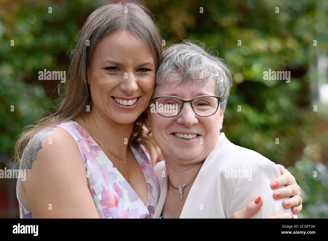 Junge Frau und ältere Frau umarmen sich, Generationen, Karsruhe, Baden-Württemberg, Deutschland Stockfoto