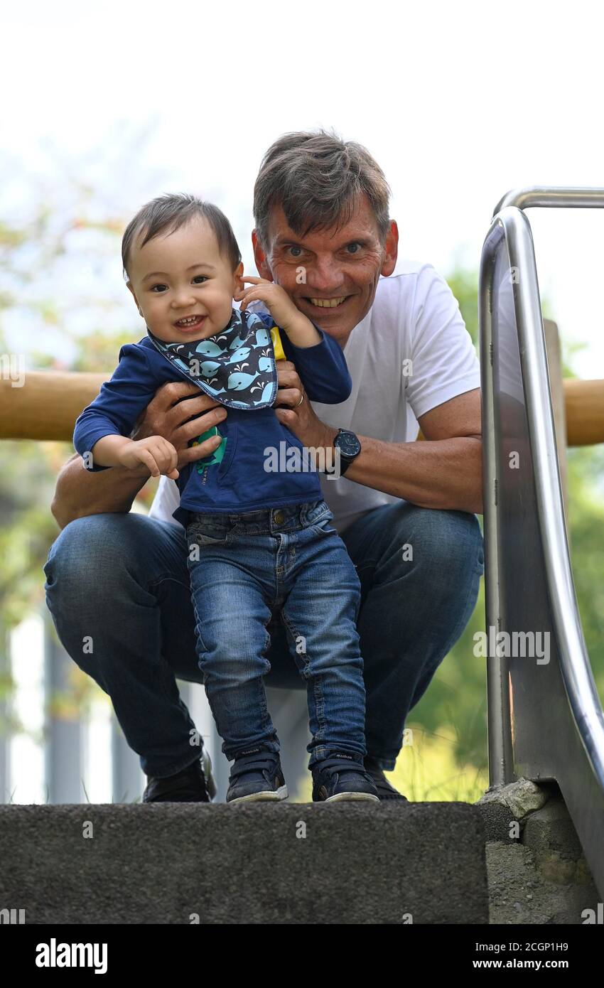 Kleinkind, Junge, 14 Monate, multiethnisch, mit Großvater auf Rutsche, Blaubeuren, Baden-Württemberg, Deutschland Stockfoto