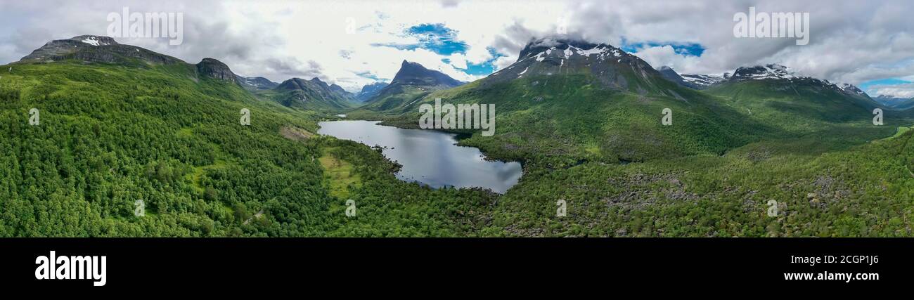 Blick auf den Innerdalstarnet Gipfel, Innerdalsvatna See, Innerdalen, Trollheimen Berggebiet, Sunndal, More Og Romsdal, Norwegen Stockfoto