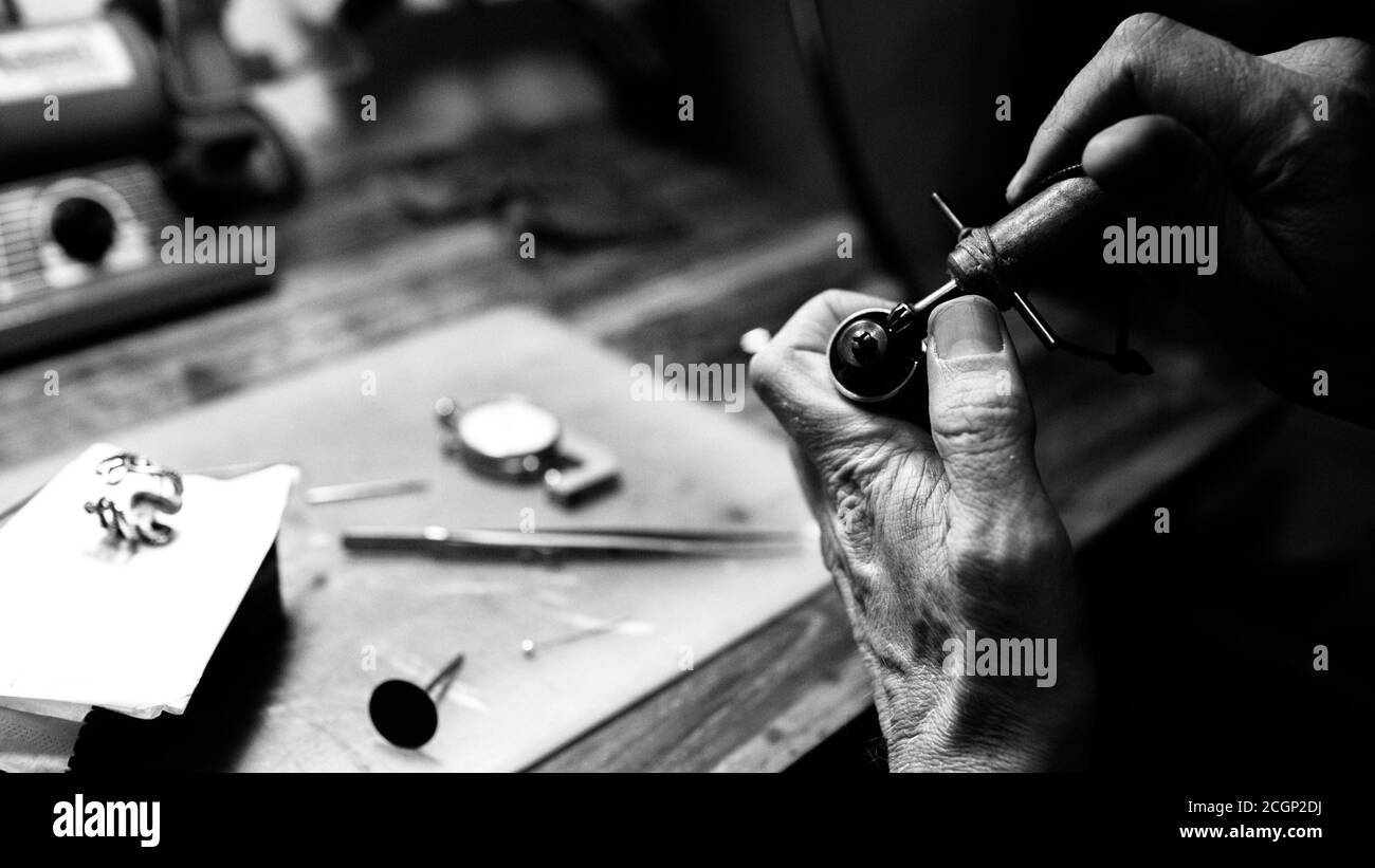 Nahaufnahme b/W. Der Juwelier macht einen Silberring. Auf der Insel Bali. Indonesien Stockfoto