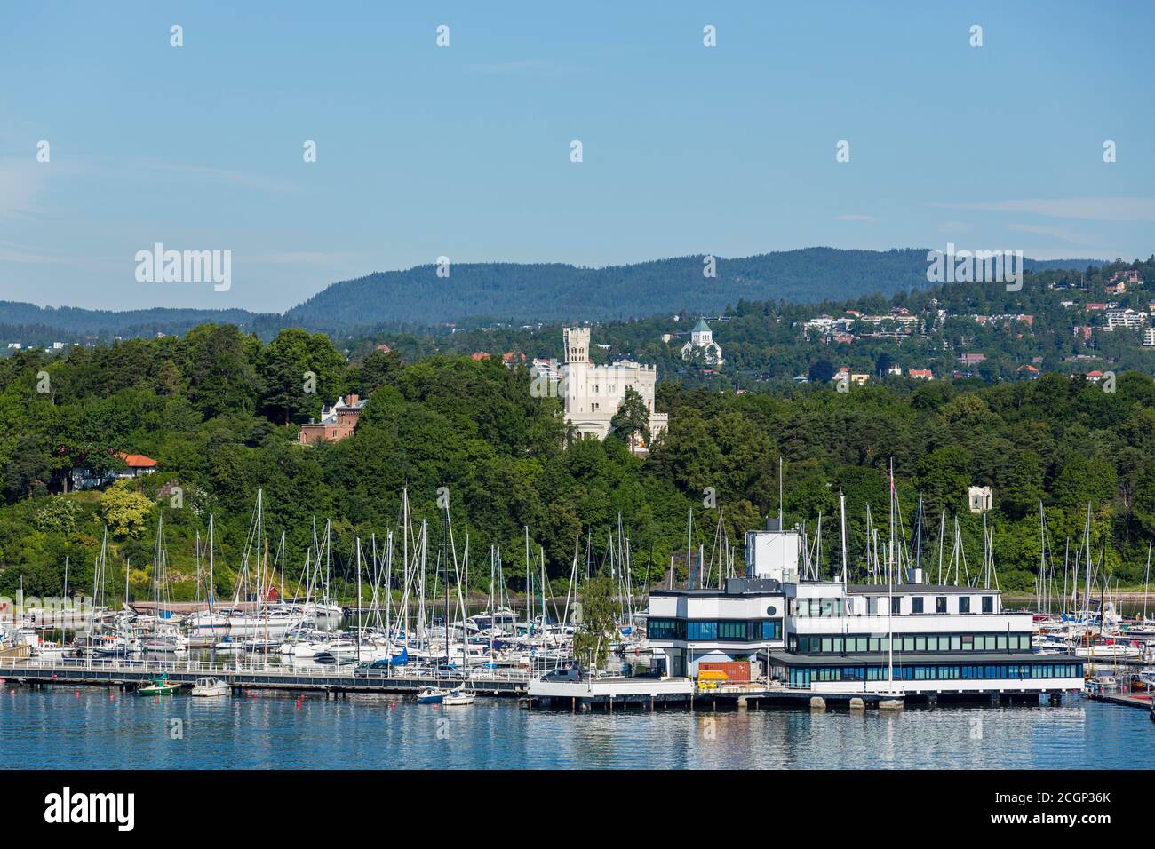 Schloss Oskarshall (Oscarshall), Schloss auf der Halbinsel Bygdoy, neogotisches weltliches Gebäude, davor Clubhaus Dronningen, Königlich Norwegisch Stockfoto