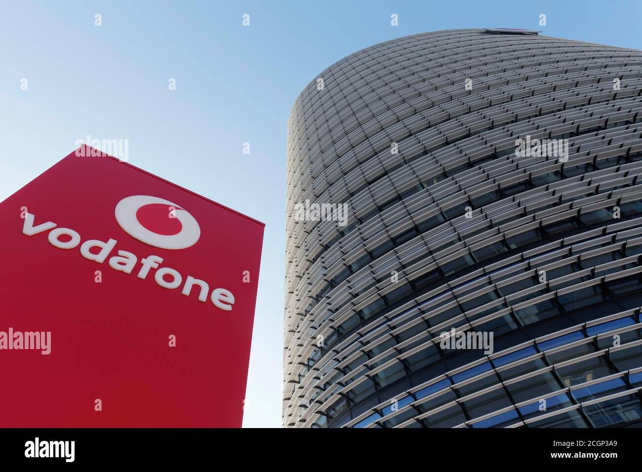 Säule mit Vodafone-Logo vor dem Vodafone-Hochhaus, Firmenzentrale, Düsseldorf-Heerdt, Nordrhein-Westfalen, Deutschland Stockfoto