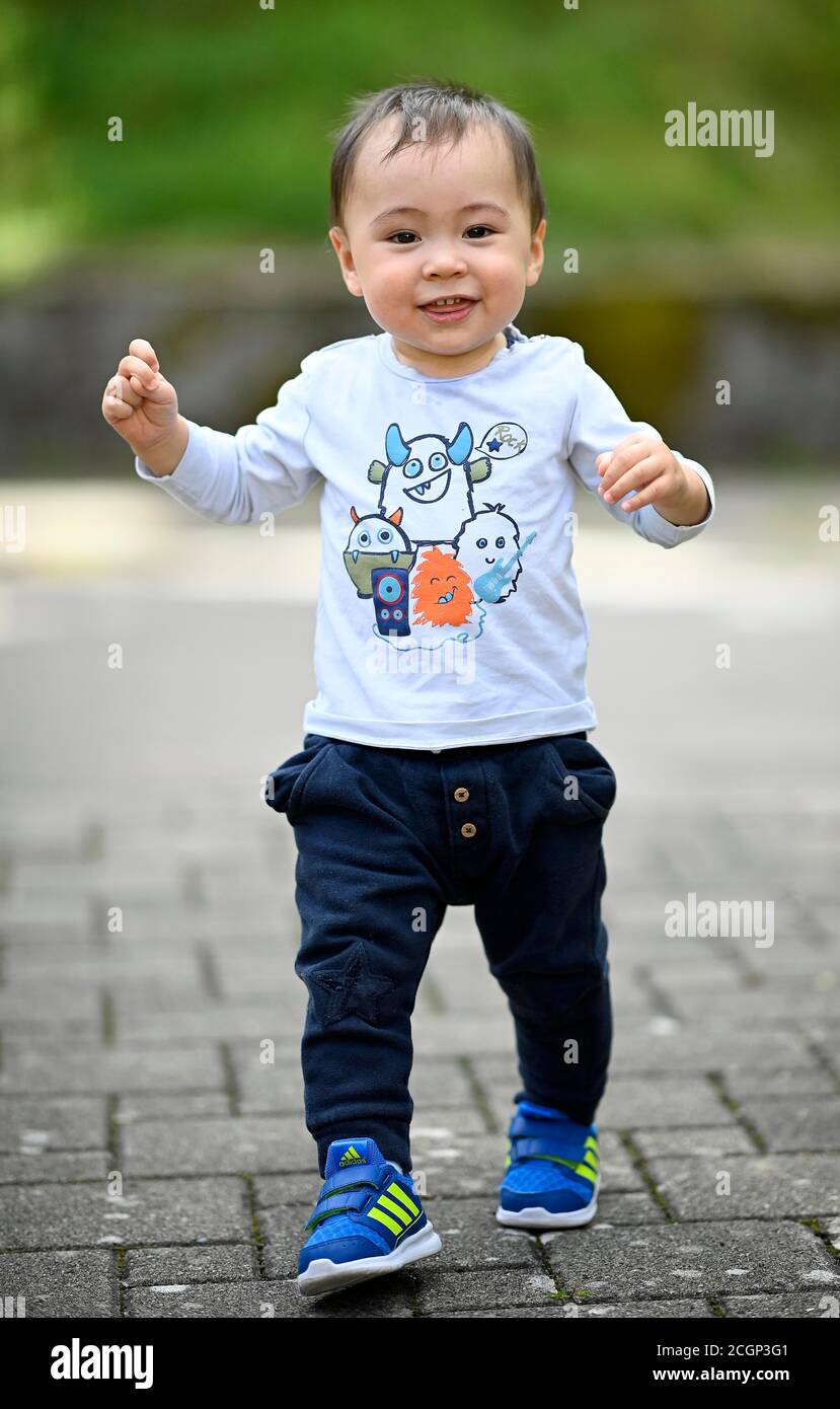 Kleinkind, Junge, 14 Monate, multiethnisch, erste Schritte, Blaubeuren, Baden-Württemberg, Deutschland Stockfoto