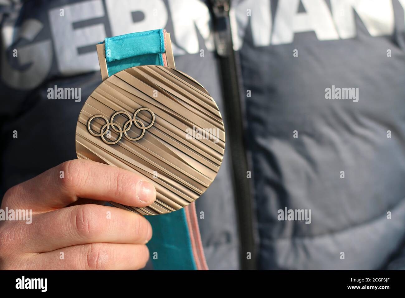 Bronzemedaille in den Händen eines Athleten, Olympische Spiele, Pyeongchang 2018, Deutschland Stockfoto