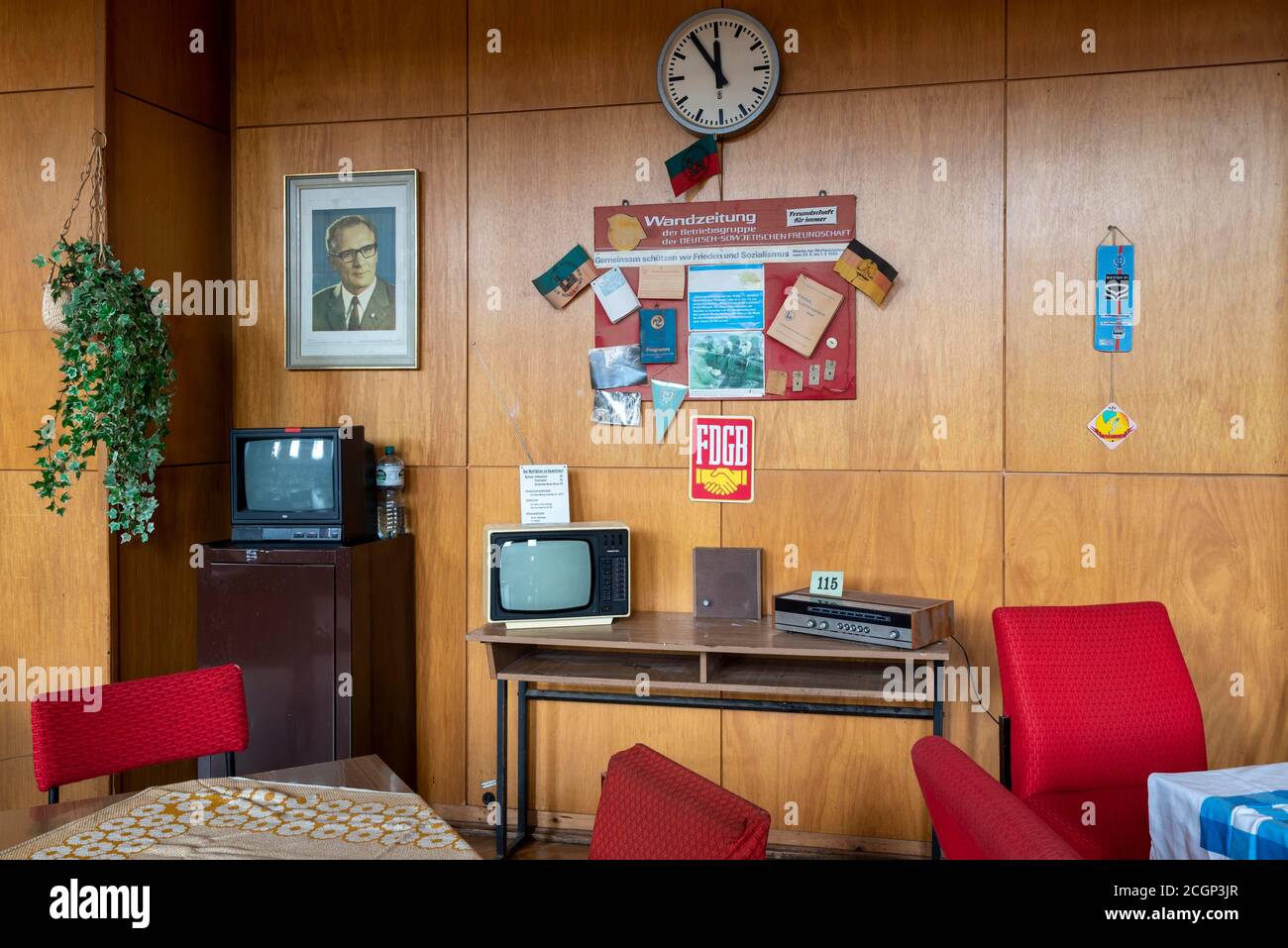 Möbel und Fernsehen aus der DDR, mit Bild von Erich Honecker, Bürgersaal Magdeburg, Sachsen-Anhalt, Deutschland Stockfoto