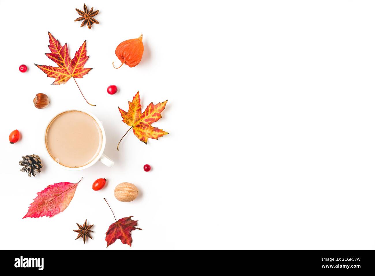 Herbstkomposition mit Kaffeetasse aus Herbstblättern, Blumen, Nüssen, Beeren isoliert auf weißem Hintergrund. Flach liegend, Draufsicht mit Kopierplatz Stockfoto