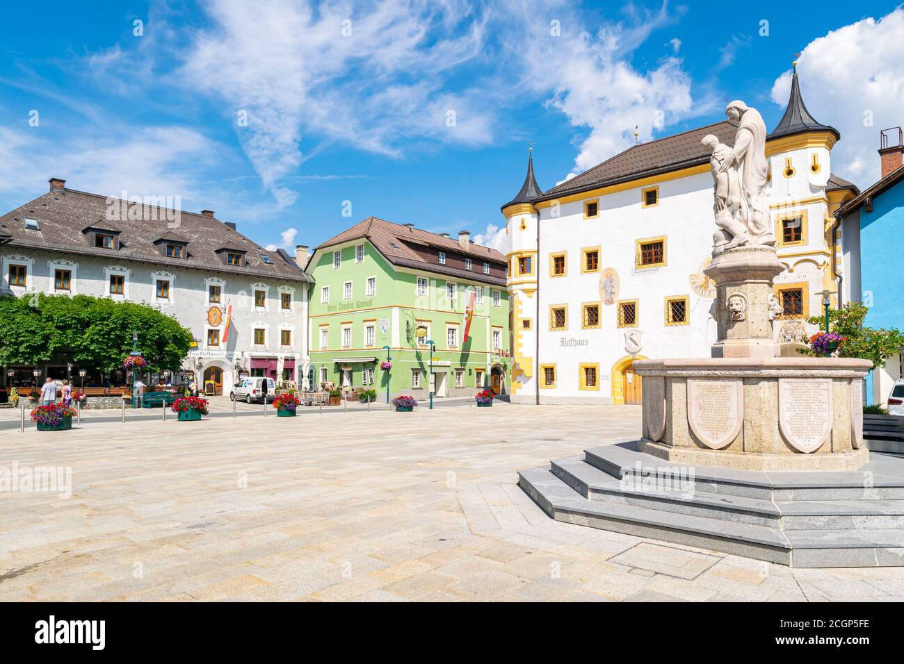 Eigener Platz mit Rathaus im Zentrum von Tamsweg im Salzburger Land, Österreich. Stockfoto