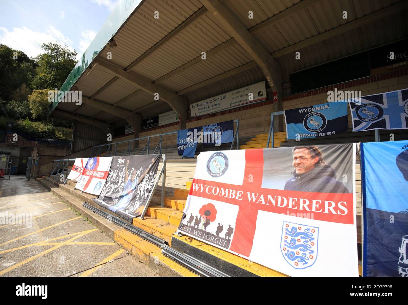 Banner decken die Tribünen und Sitze in Abwesenheit von Fans vor dem Sky Bet Championship Spiel in Adams Park, Wycombe. Stockfoto