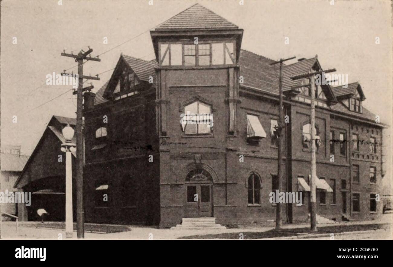 . Baltimore und Ohio Mitarbeiter Magazin . nach einer Reise nach Wajme, W. VA. Zusammenarbeit und Effizienz – die Worte mit einem echten meaiiing. Eine neue Eisenbahn Y. M. C. A. ist für Columbus geplant. Das Gebäude mit 400 Schlafräumen, Cafeteria, Auditorium, Lesesaal, Bowlingbahnen, Fitnessraum, großer Lobby und Committeerooms soll in Kürze gebaut werden, Nach der Ankündigung von Generalsekretär Gill und Präsident H. T. W^ilsonof the Y. wird das neue Gebäude vier Plätze von Union Stationbelocated und wird ein idealer Ort für Bahnarbeitsplätze sein. Betreiber L. F. Hefe, Pataskala, i Stockfoto