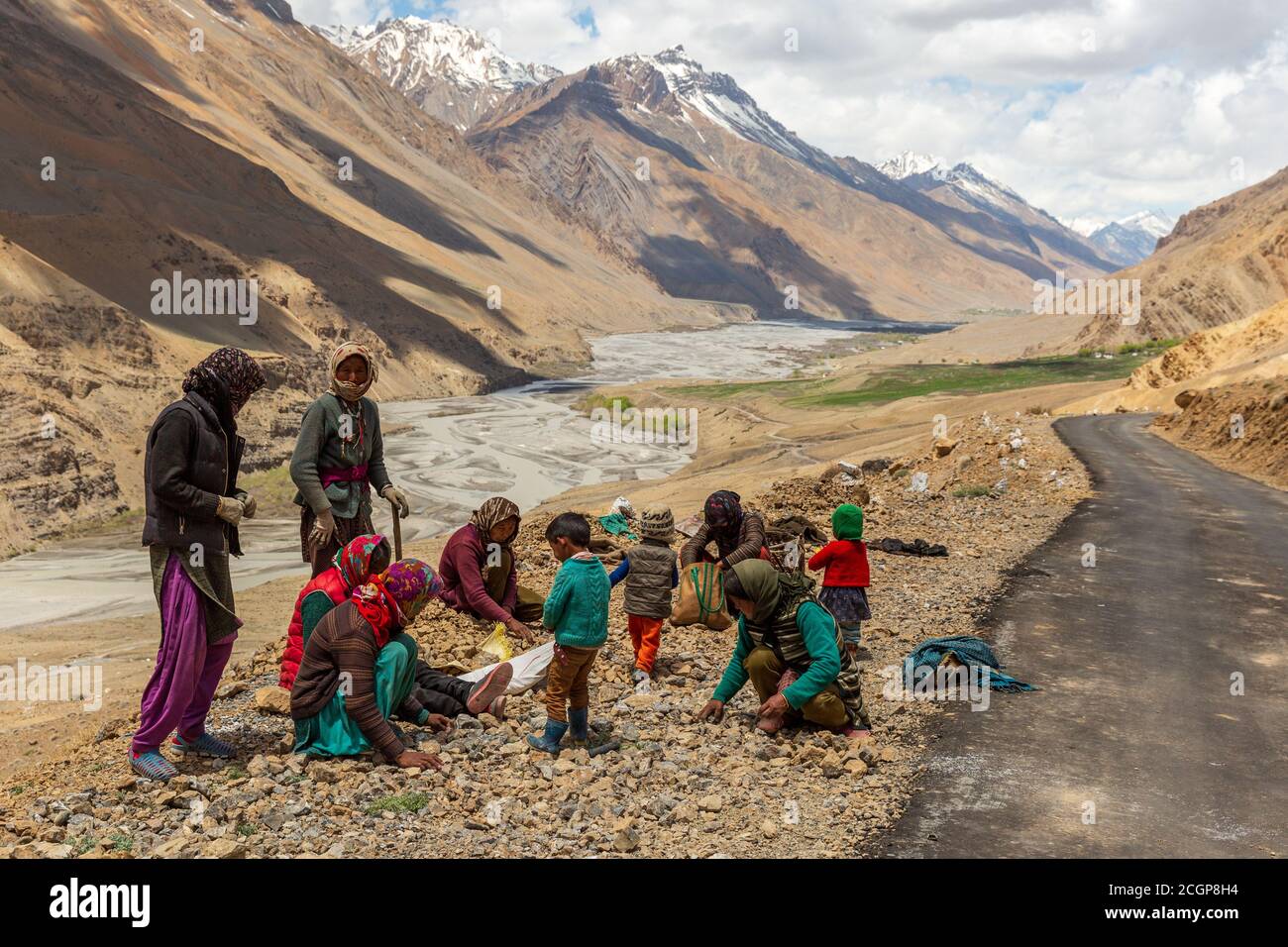 Arbeiter auf der Baustelle in den Höhen des trans himalayan Bergkette im Spiti Tal, Himachal Pradesh, Indien Stockfoto