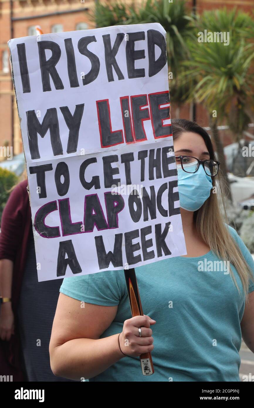 Ein Protestler nimmt an einem marsch in Brighton Teil, bei dem landesweit Kundgebungen stattfinden, die eine 15%ige Lohnerhöhung für NHS-Arbeitnehmer und eine Erhöhung der NHS-Finanzierung fordern. Stockfoto