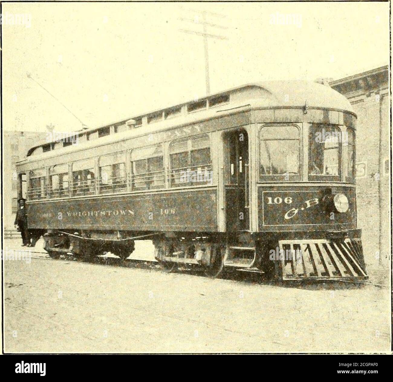 . Die Straßenbahn Zeitschrift . sind 33 ins. Im Durchmesser, und die Achsen 5^2 ins. Bei diesen Fahrzeugen wurde der Standardflansch M. C. B. verwendet. Die neue Interurban-Linie verfügt über einen Gepäckwagen, einen Bauwagen, der auch als elektrische Lokomotive genutzt wird, und vier Flachwagen. Für den East Depere Service gibt es zwei Doppel-Lkw-Autos, die dem ersten beschriebenen sehr ähnlich sind. Die Stadtlinien werden von kurzen, Single-Truck-Autos bedient, die mit Re-Cent-Typen von Westinghouse-Motoren ausgestattet sind. Begleitend zu diesem Artikel sind Pläne des neuen Autohauses und Bürogebäudes vor kurzem gebaut. Das Gebäude ist 58^ groß Stockfoto