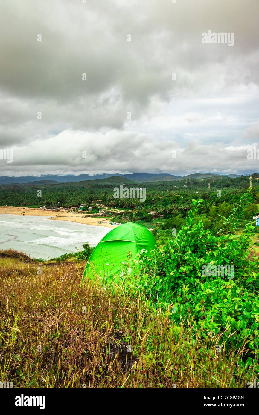 Camping solo auf der Bergspitze mit herrlichem Blick und dramatischen Himmel Bild wird auf gokarna karnataka indien aufgenommen. Stockfoto