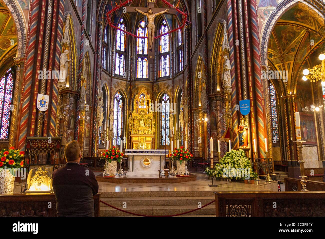 Mann, der für den Altar betet Stockfoto