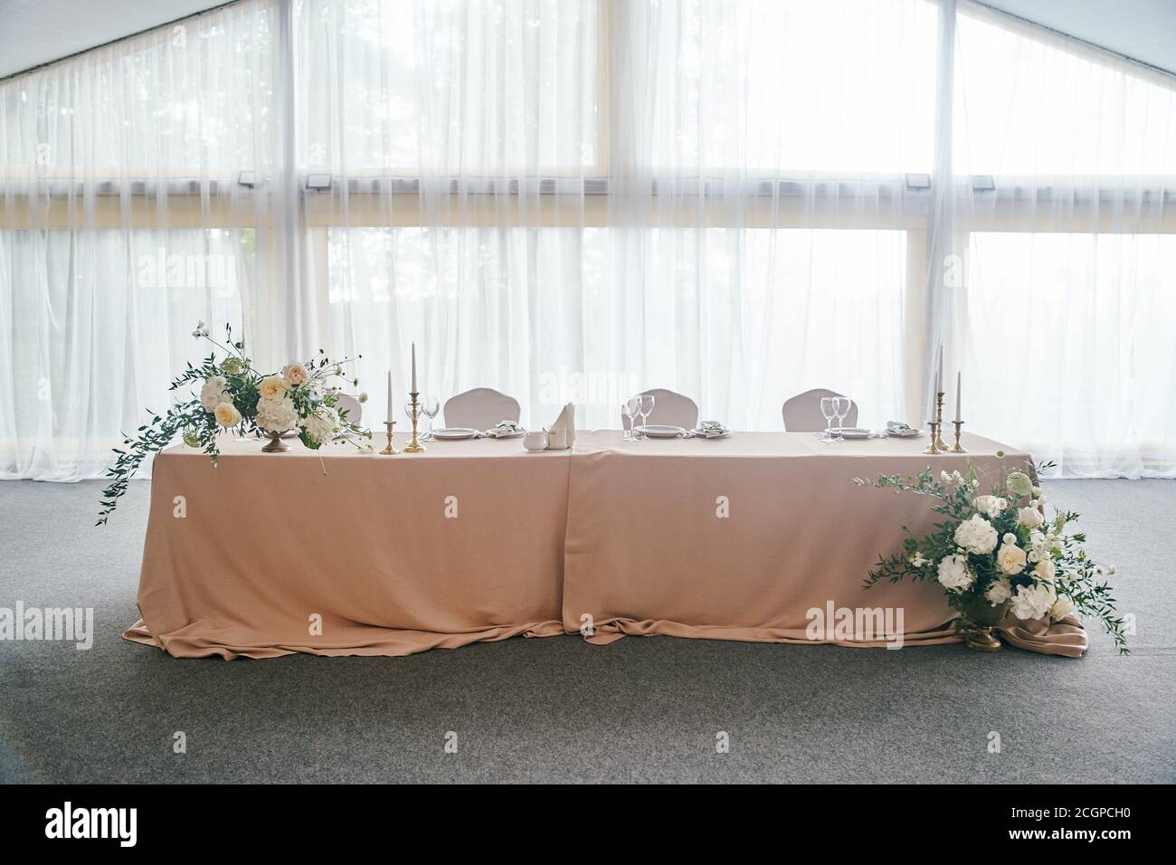 Hochzeitshalle Dekoration in weißen Farben. Hochzeitsdekorationen Stockfoto