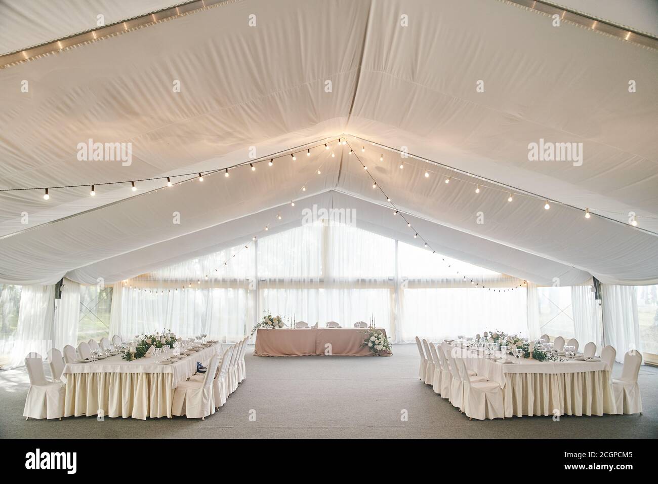 Hochzeitshalle Dekoration in weißen Farben. Hochzeitsdekorationen Stockfoto