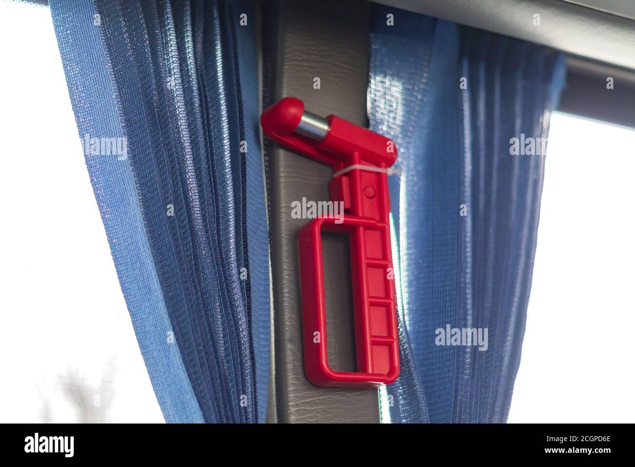 Roter Evakuierungshammer im öffentlichen Verkehr. Ausrüstung für Bremsscheiben Stockfoto