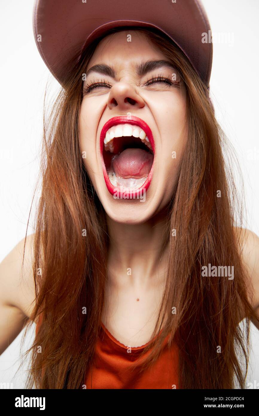 Schöne Frau Mund Weit Offen Zunge Fotos Und Bildmaterial In Hoher Auflösung Alamy