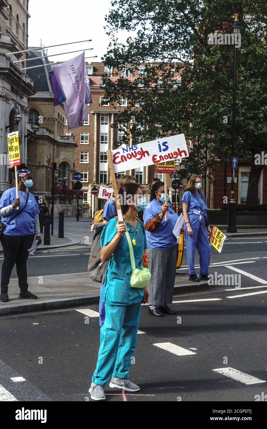 12.. September 2020, London, Großbritannien. Die Beschäftigten des Gesundheitsdienstes versammeln sich zum protest gegen die fehlende Anerkennung der Regierung in Bezug auf die Bezahlung, nachdem sie während der Coronavirus-Pandemie ihren Beitrag geleistet haben. Frühere Proteste im August haben die tiefe Wut so vieler NHS-Mitarbeiter nach der ersten Welle der Pandemie gezeigt. Bridget Catterall/Alamy Live News Stockfoto