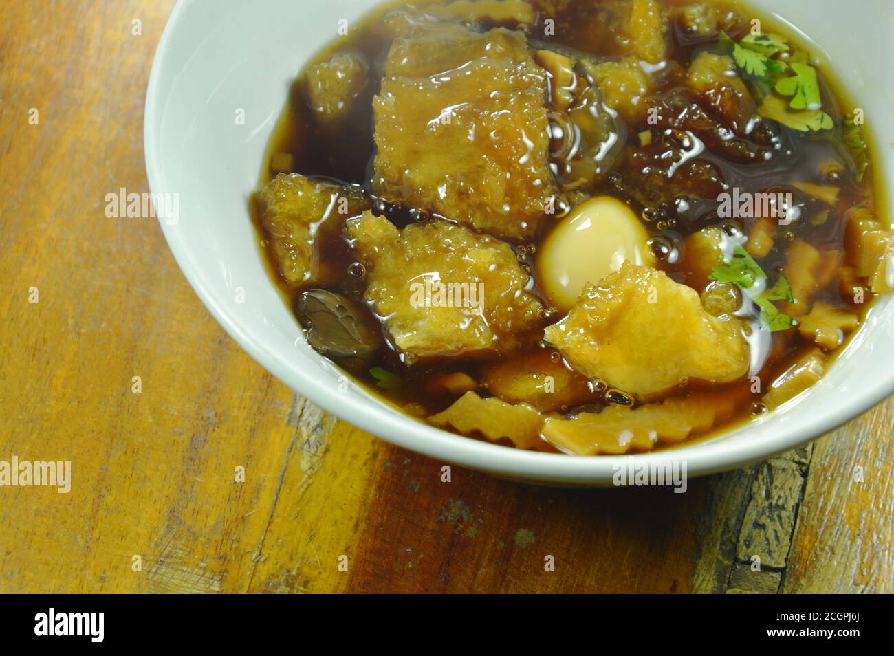 Geschmorte Fischpfote in einer Suppe mit roter Soße auf einer Schüssel Stockfoto