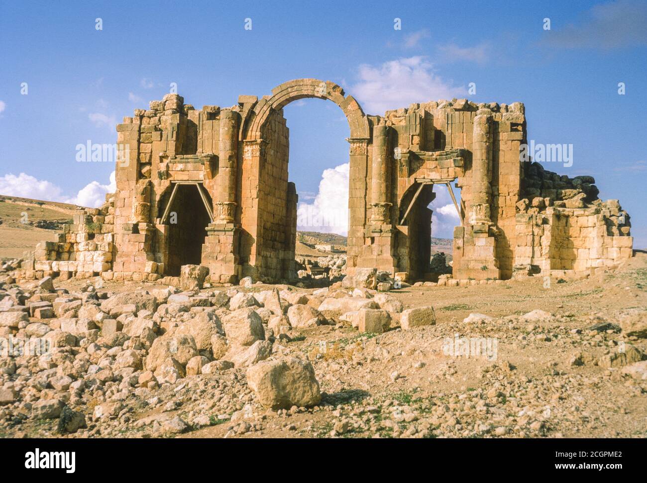 Jerash, Jordanien. Römisches Stadttor Wird Renoviert. Fotografiert Im November 1966. Stockfoto