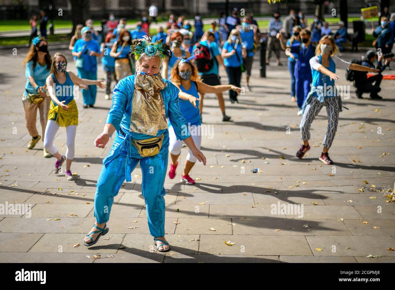Tänzer führen den marsch an, während sie durch das Stadtzentrum von Bristol ziehen, während sich im ganzen Land Märsche und Kundgebungen bilden, die eine 15%ige Lohnerhöhung für NHS-Arbeiter und eine Erhöhung der NHS-Finanzierung fordern. Stockfoto