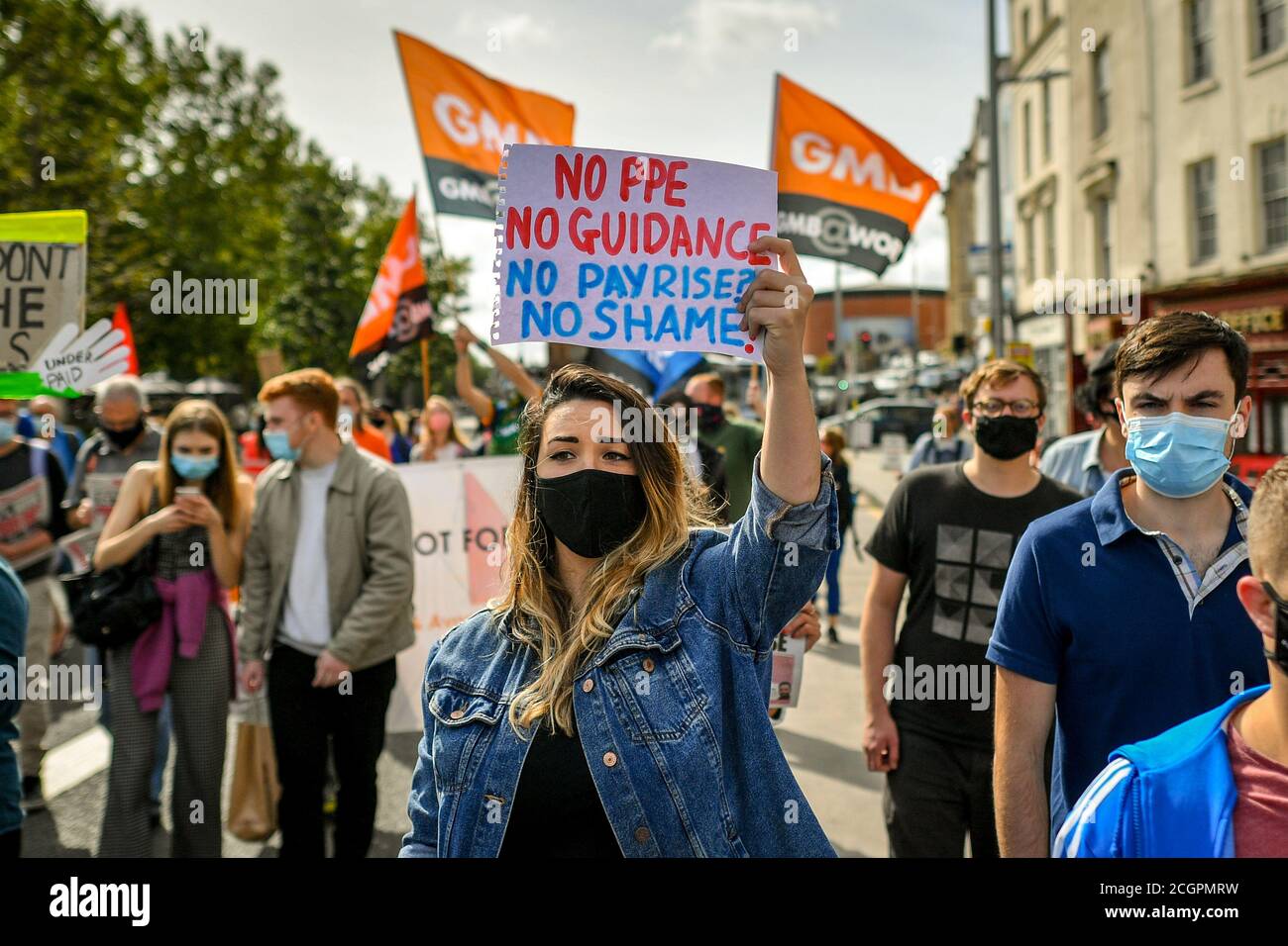 Die Menschen marschieren mit Plakaten durch das Stadtzentrum von Bristol, während sich im ganzen Land Märsche und Kundgebungen bilden, die eine 15%ige Lohnerhöhung für NHS-Arbeiter und eine Erhöhung der NHS-Finanzierung fordern. Stockfoto