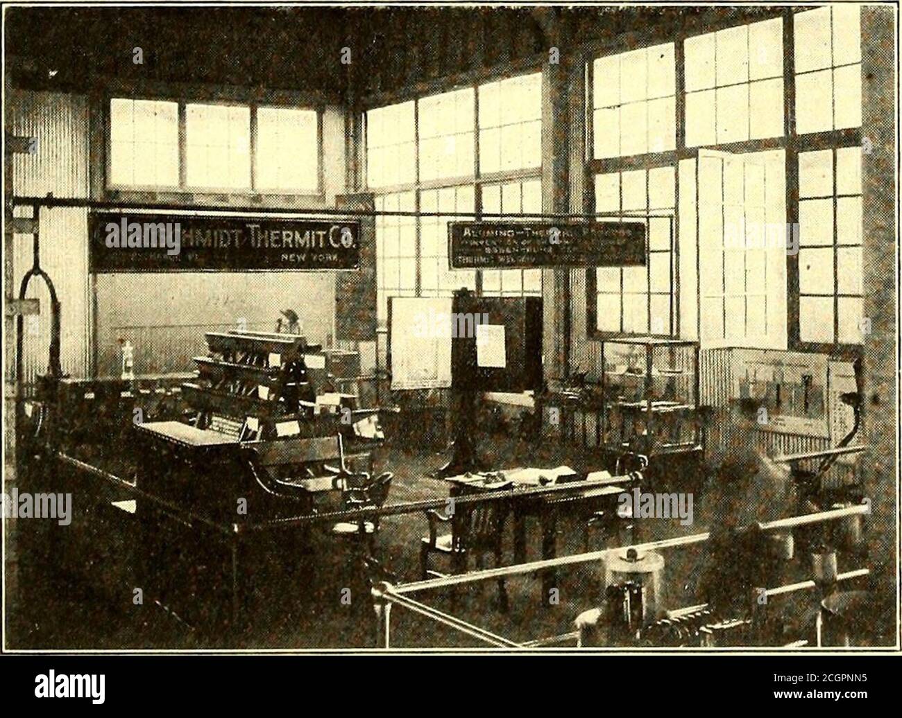 . Die Straßenbahnzeitung . repariert durch den Einsatz von thermit, ist ein Zahnrad. Eine der beiden wurde nach dem Abbrechen durch den Thermitprozess ersetzt. Es ist auch ein großer Schacht abgebildet, der von thermit verbunden wurde. Wie die Leser dieses Artikels wissen, ist das thermit-Verfahren besonders für das Verschweißen von Schienen elektrischer Schienenwege geeignet, und es werden mehrere Formen von Schienen vorgestellt, die durch das Verfahren geschweißt werden. In der Mitte der Ausstellung befindet sich ein Fall mit großen Zeichnungen, die einige Methoden des Einsatzes von thermit zeigen. Ein sehr Interessantes Merkmal des Exponats ist eine überwiegt Masse von Chro-mium Stockfoto