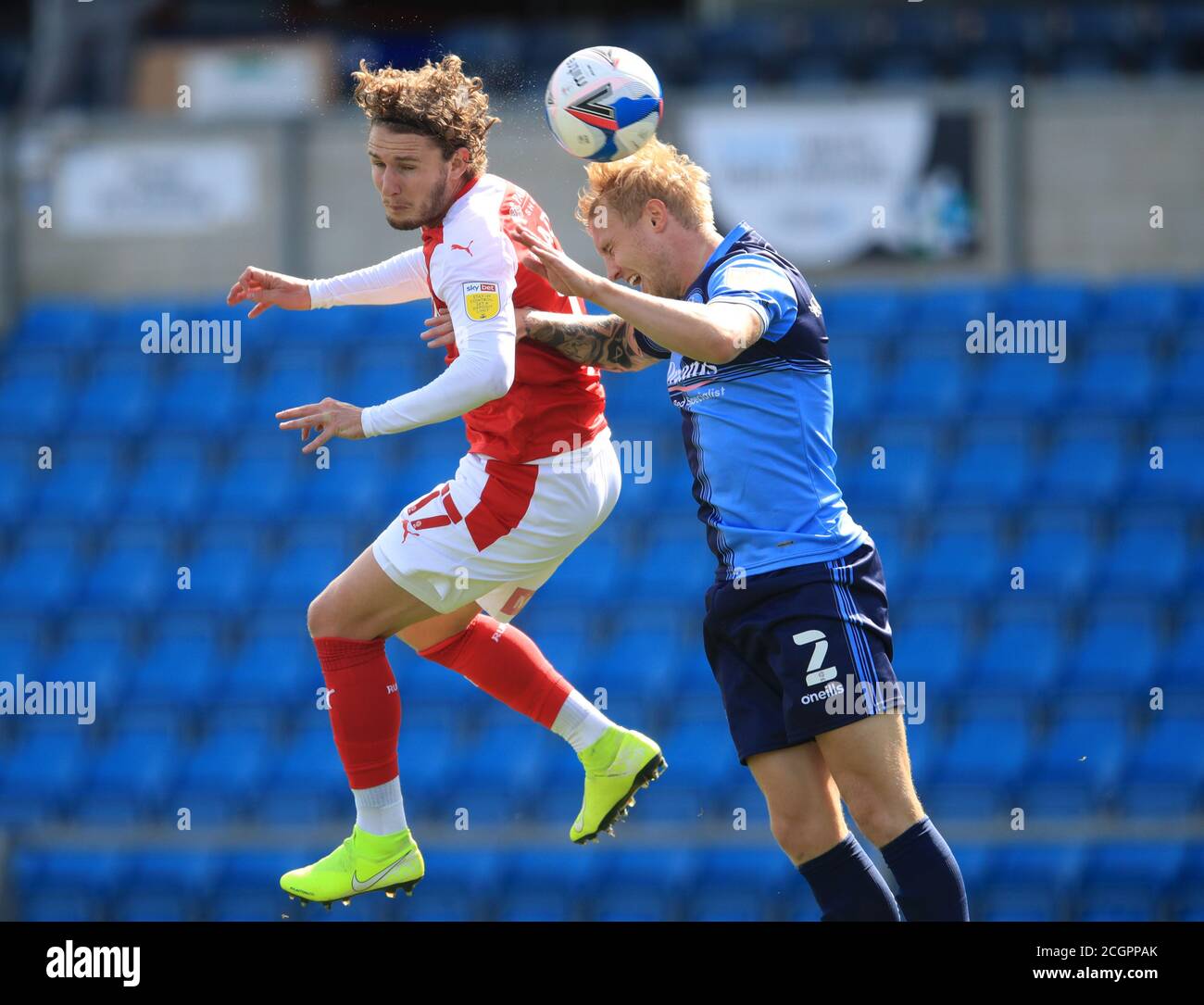 Kieran Sadlier von Rotherham United (links) und Jack Grimmer von Wycombe Wanderers kämpfen beim Sky Bet Championship-Spiel im Adams Park, Wycombe, um einen Kopfball. Stockfoto