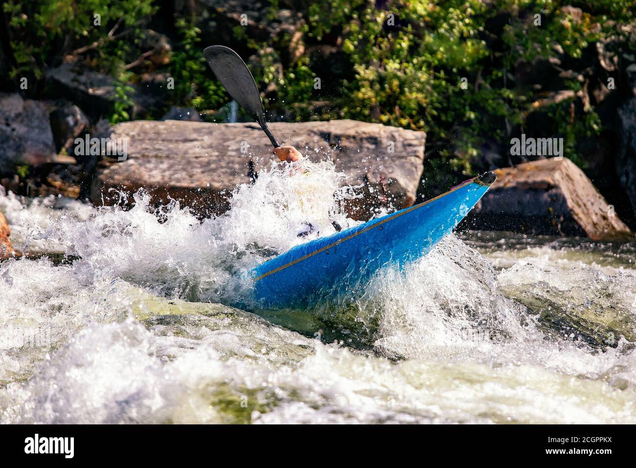 Extremsport Rafting Wildwasser Kajakfahren. Kerl im Kajak segelt Bergfluss  Stockfotografie - Alamy