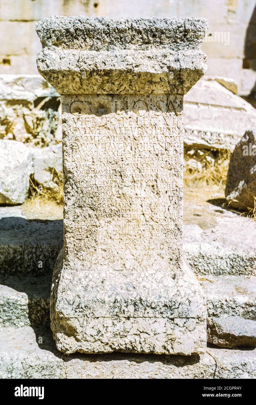 Baalbek, Libanon. Lateinische Inschrift unter den römischen Ruinen. Fotografiert Im Oktober 1972. Stockfoto