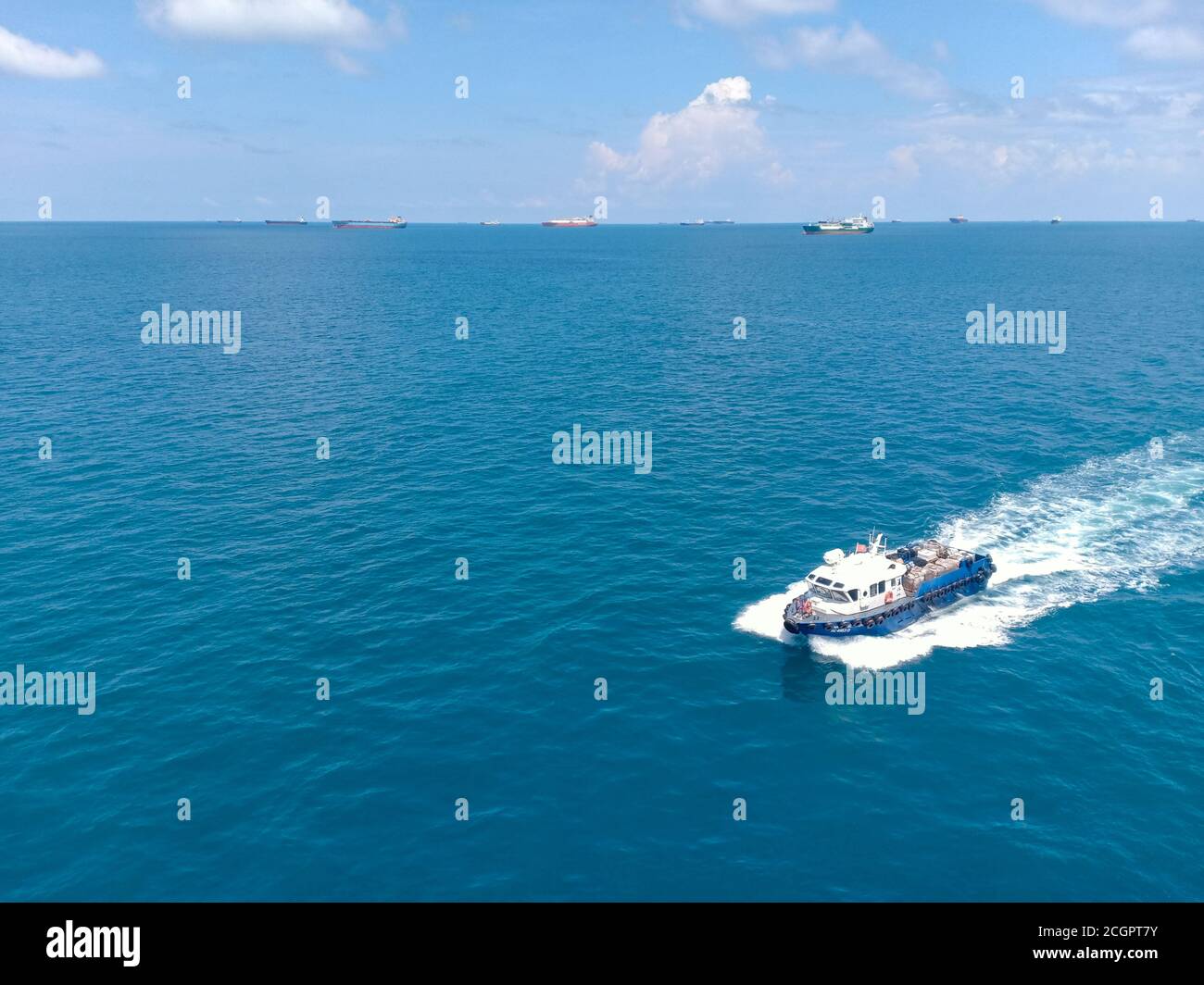 Ein Boot, das einem gestrandeten Kreuzfahrtschiff Lebensmittel liefert In Singapur Stockfoto