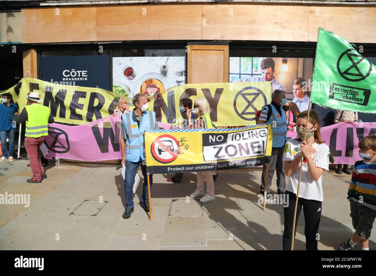 Henley-on-Thames, Großbritannien. September 2020. Klimaaktivisten, jung und alt, versammeln sich in Henley, um zu demonstrieren und die Notwendigkeit zu unterstreichen, gegen den globalen Klimawandel zu handeln. Quelle: Uwe Deffner/Alamy Live News Stockfoto