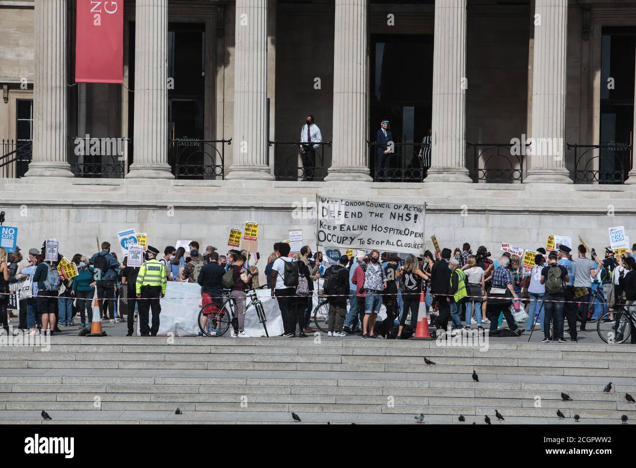 London Großbritannien 12 September 2020 NHS-Arbeiter beendet ihren marsch Fordern eine Gehaltserhöhung, durch die Schritte der National Galerie, in Trafalgar Square.Paul Quezada-Neiman/Alamy Live News Stockfoto