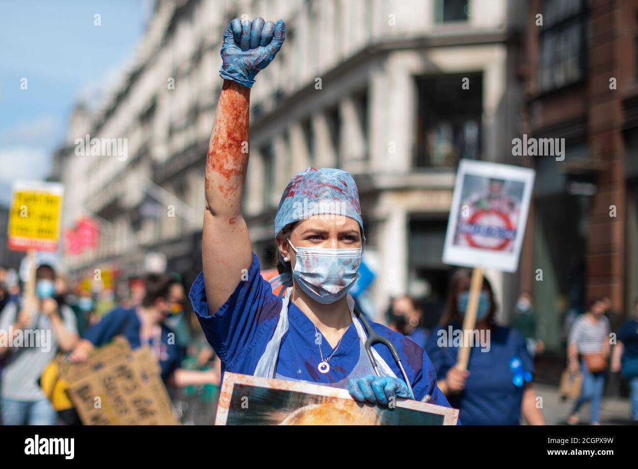 NHS-Mitarbeiter und -Unterstützer marschieren in der Regent Street im Zentrum Londons, als Teil einer Reihe von Demonstrationen und Kundgebungen im ganzen Land, die eine 15%ige Lohnerhöhung für NHS-Arbeiter und eine Erhöhung der NHS-Finanzierung fordern. Stockfoto